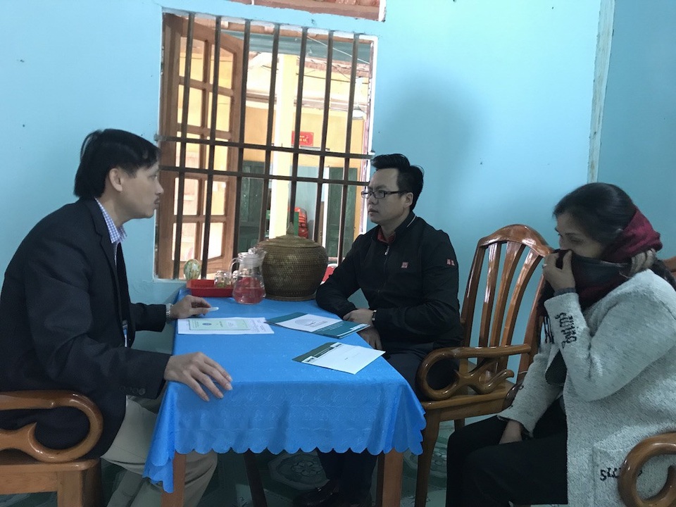 Gần 160 triệu đồng đến với 3 hoàn cảnh éo le ở xứ Nghệ - 7 PV Dân trí có buổi làm việc ngắn gọi với Chủ tịch UBND xã Hữu Kiệm.