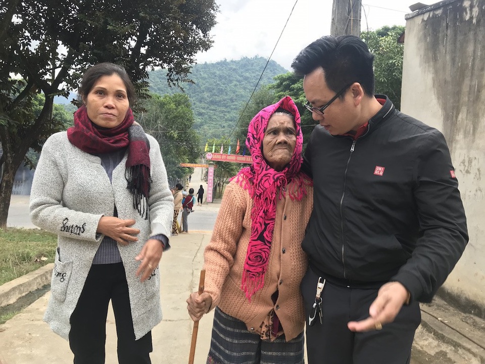 Gần 160 triệu đồng đến với 3 hoàn cảnh éo le ở xứ Nghệ - 10 Thấy người lạ, cụ Mằn ôm lấy PV rồi dẫn lên nhà thăm cháu.