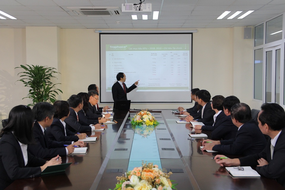Traphaco với “chiến lược con người” trong phát triển bền vững - 1
TGĐ Trần Túc Mã chia sẻ chiến lược Phát triển giai đoạn 2017-2020 với ban lãnh đạo công ty