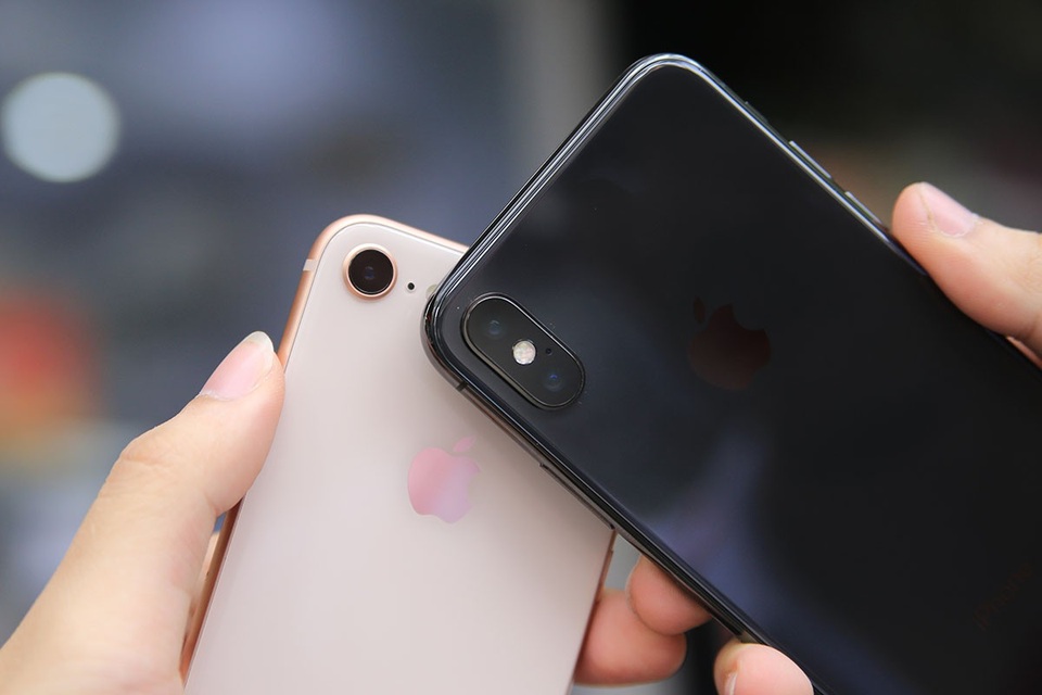 Camera của iPhone X sử dụng hệ thống camera kép đặt dọc, dày và dài hơn so với iPhone 8 chỉ là camera đơn.