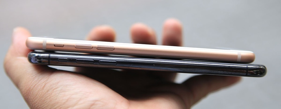 Về khung viền của máy, iPhone X được mạ crôm đen bóng khá đẹp mắt. Trong khi khung viền iPhone 8 vẫn tương tự thế hệ cũ. Cạnh trái là nút gạt chuyển âm lượng và âm lượng.