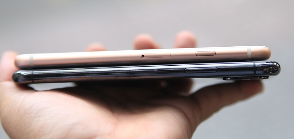 Cạnh phải là nút nguồn và khe cắm thẻ SIM.