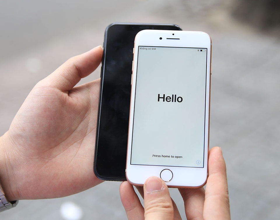 Khi đặt gần nhau, kích thước chẳng có sự khác biệt nhiều, tương đồng nhau và cho khả năng cầm nắm sử dụng bằng một tay dễ dàng.