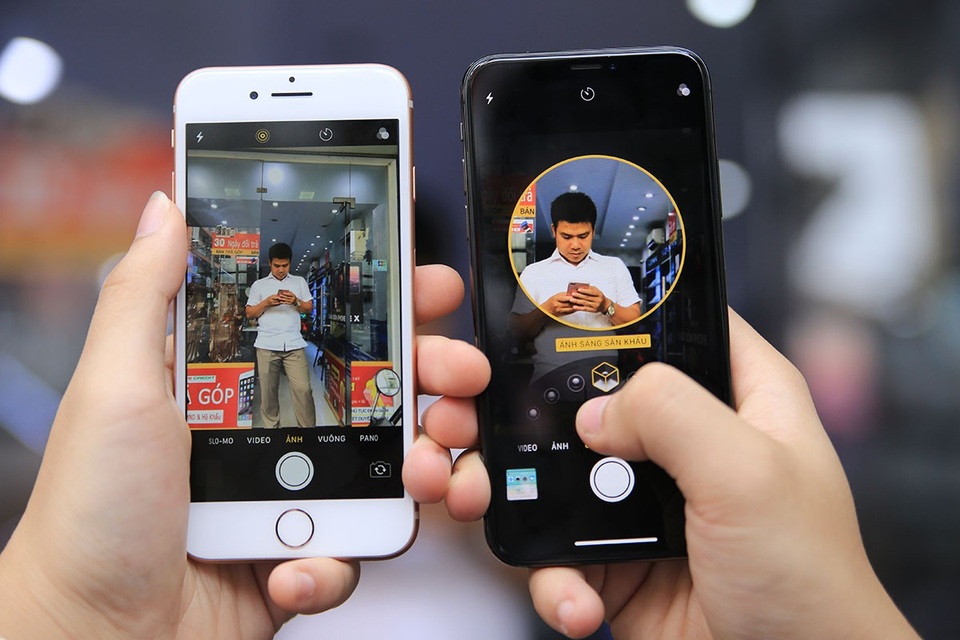 Cả hai camera này đều có chống rung quang học, zoom kỹ thuật số 10x và hỗ trợ chụp ảnh chân dung. Và đi cùng đó hệ thống đèn nâng cấp lên Quad LED, giúp tạo ra ảnh tốt hơn, đặc biệt là ảnh chân dung.