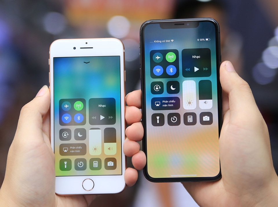 Vì loại bỏ nút home nên cách sử dụng cũng khác nhau. Người dùng sẽ phải đánh thức thiết bị bằng cách vuốt từ màn hình lên hoặc mở khóa bằng Face ID. Mở các tùy chỉnh nhanh cũng khác biệt, iPhone 8 vuốt từ dưới lên trong khi iPhone X vuốt từ trên xuống. Cách bố trí cũng khá tương đồng.