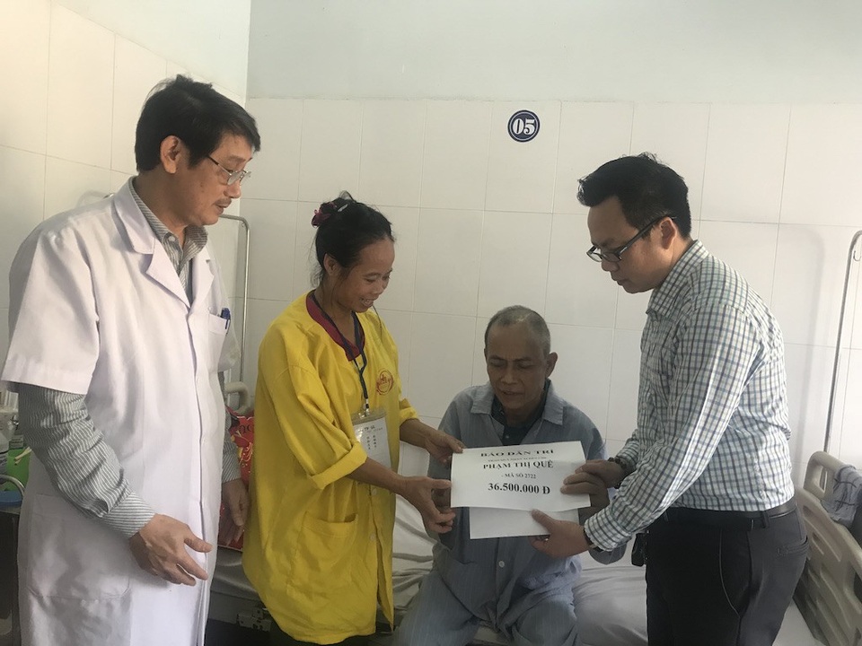 Gần 160 triệu đồng đến với 3 hoàn cảnh éo le ở xứ Nghệ - 3 PV Dân trí trao 36.500.000 đồng (Quỹ Nhân ái tuần 2 tháng 11) tới chị Phạm Thị Quế.