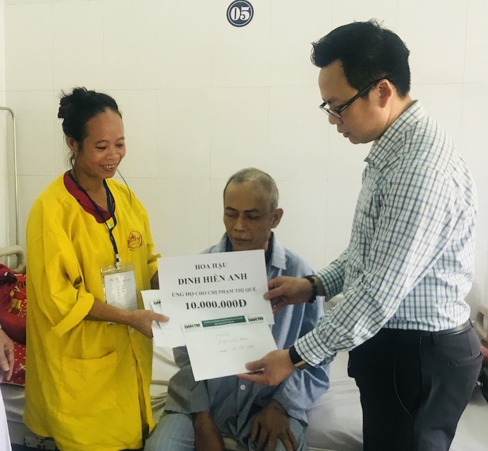 Gần 160 triệu đồng đến với 3 hoàn cảnh éo le ở xứ Nghệ - 4 Thay mặt Hoa hậu Đinh Hiền Anh - PV Dân trí đã trao 10 triệu đồng tới chị Quế.