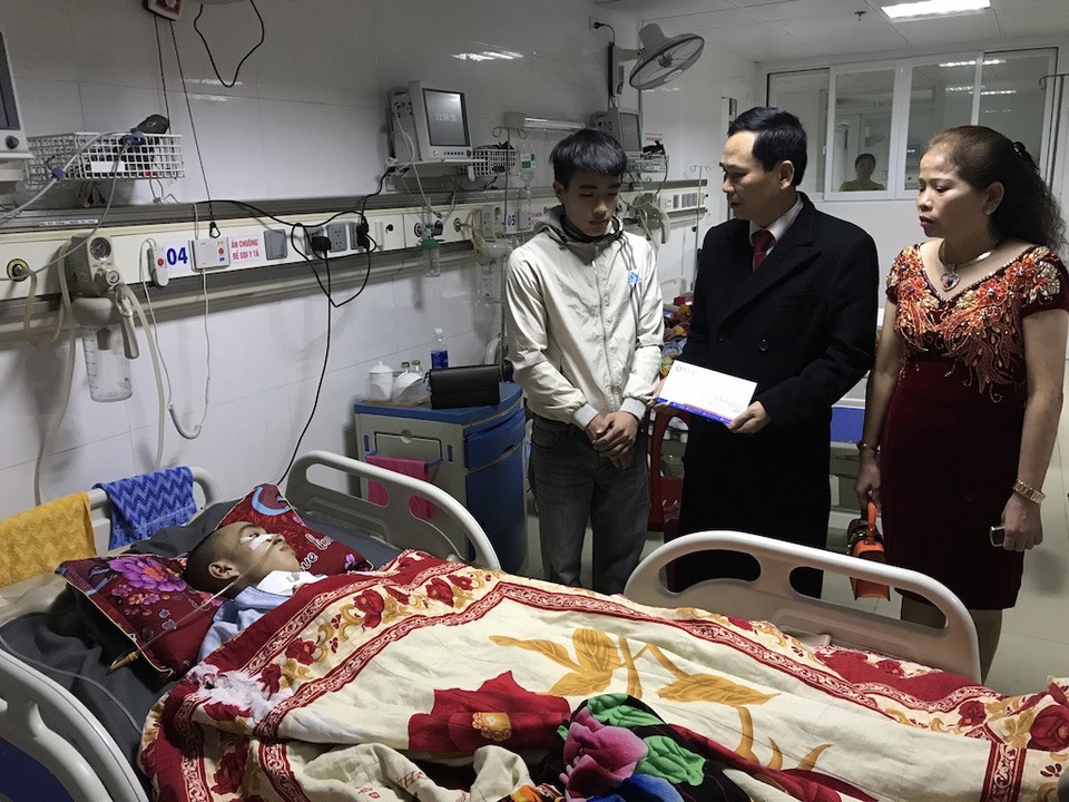 Gần 160 triệu đồng đến với 3 hoàn cảnh éo le ở xứ Nghệ - 2
Ông Nguyễn Xuân Kiên - Chủ tịch HĐQT&Tổng giám đốc BVĐK Cửa Đông trao phần quà tới em Pháp động viên cháu chăm sóc anh trai tại bệnh viện này.