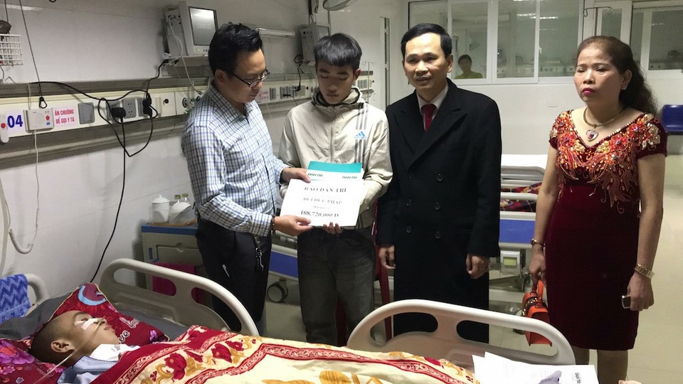 Gần 160 triệu đồng đến với 3 hoàn cảnh éo le ở xứ Nghệ - 1
PV Dân trí trao 108.720.000 đồng cho em Bùi Hữu Đức Pháp đang chăm sóc anh trai tại BVĐH Cửa Đông.