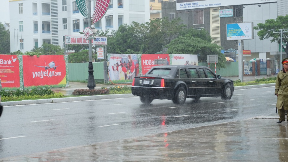 2 siêu xe "Quái thú" của Tổng thống Trump lăn bánh trên đường phố Đà Nẵng - 7
Đoàn xe của Tổng thống Mỹ có khoảng 10 xe được cảnh sát giao thông dẫn đường, hộ tống từ sân bay Đà Nẵng, trong đó có hai siêu xe Cadillac One.