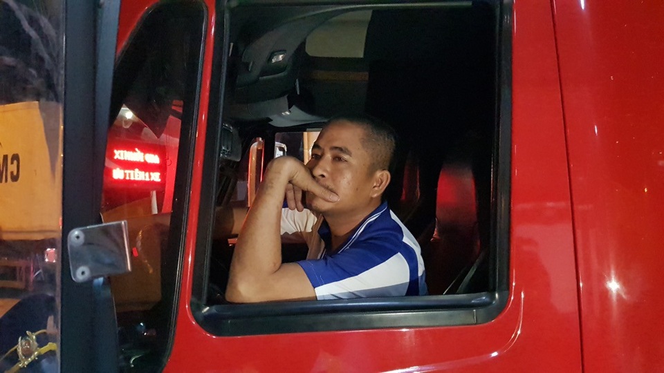 Toàn cảnh cuộc so găng giữa “thượng đế - tài xế” và BOT Cai Lậy - 2 Anh tài xế này nhất quyết cho xe nằm ì tại trạm thu phí để phản đối vị trí đặt trạm BOT Cai Lậy không đúng