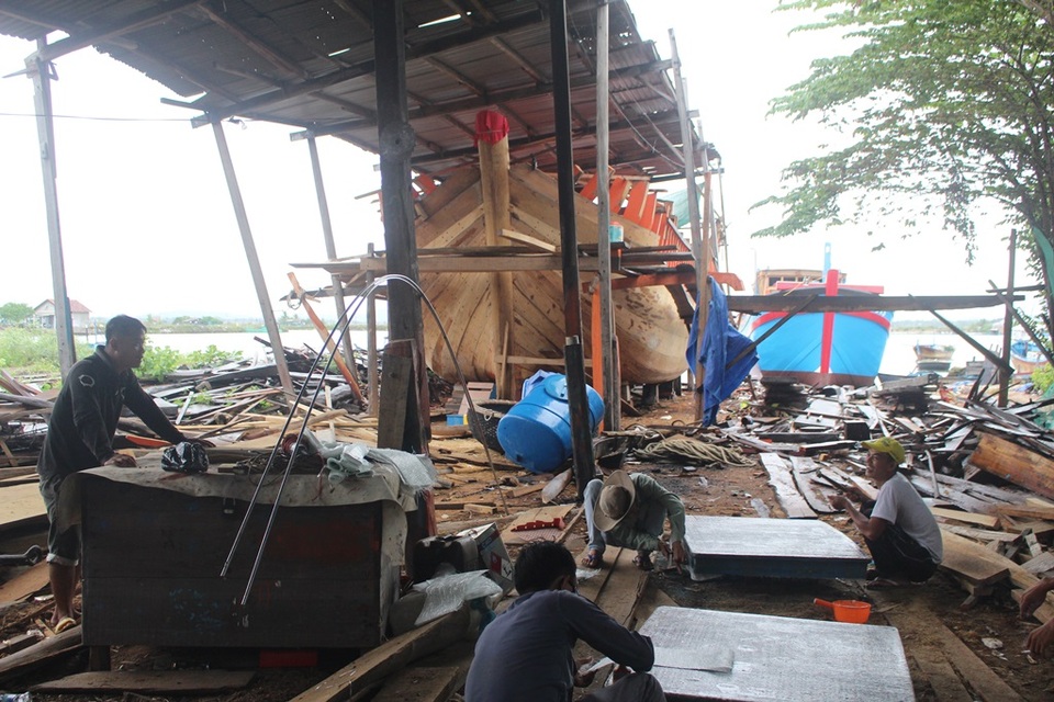 Xưởng đóng tàu vỏ gỗ ở phường Ninh Hải (thị xã Ninh Hòa, Khánh Hòa) một ngày đầu tháng 10