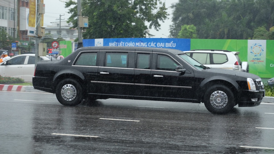 2 siêu xe "Quái thú" của Tổng thống Trump lăn bánh trên đường phố Đà Nẵng - 1
Cận cảnh siêu xe Cadillac One mang biệt danh Quái thú di chuyển trên đường phố Đà Nẵng.