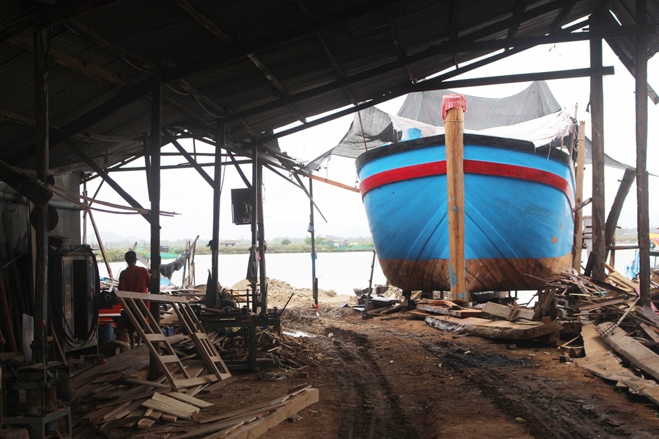 Hiện nay các cơ sở đóng tàu vỏ gỗ ở Ninh Hải gặp nhiều khó khăn, số lượng tàu đóng mới khá ít ỏi