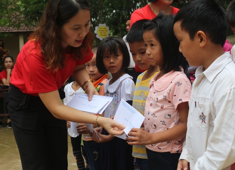 Những món quà ý nghĩa đến với học sinh vùng lũ - 3 Cô Dương Thị Thu Hà, Hiệu trưởng trường Tiểu học Hoàng Hoa Thám trao quà cho những học sinh có hoàn cảnh khó khăn