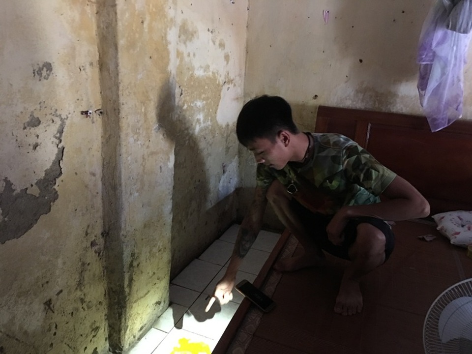 Vị trí nền nhà bị nóng nằm ở gần tường và có diện tích khoảng hơn 1m2