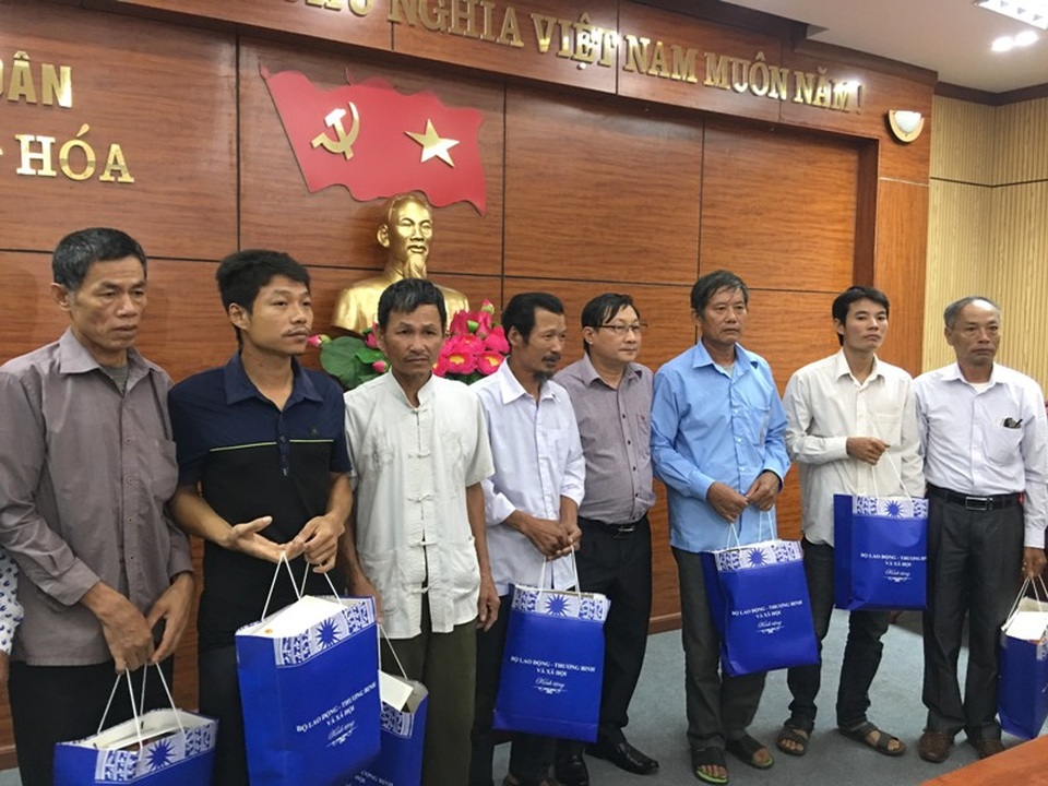 Đại diện Cục Người có công trao quà của Bộ trưởng Bộ LĐ-TB&XH tới thân nhân các liệt sĩ