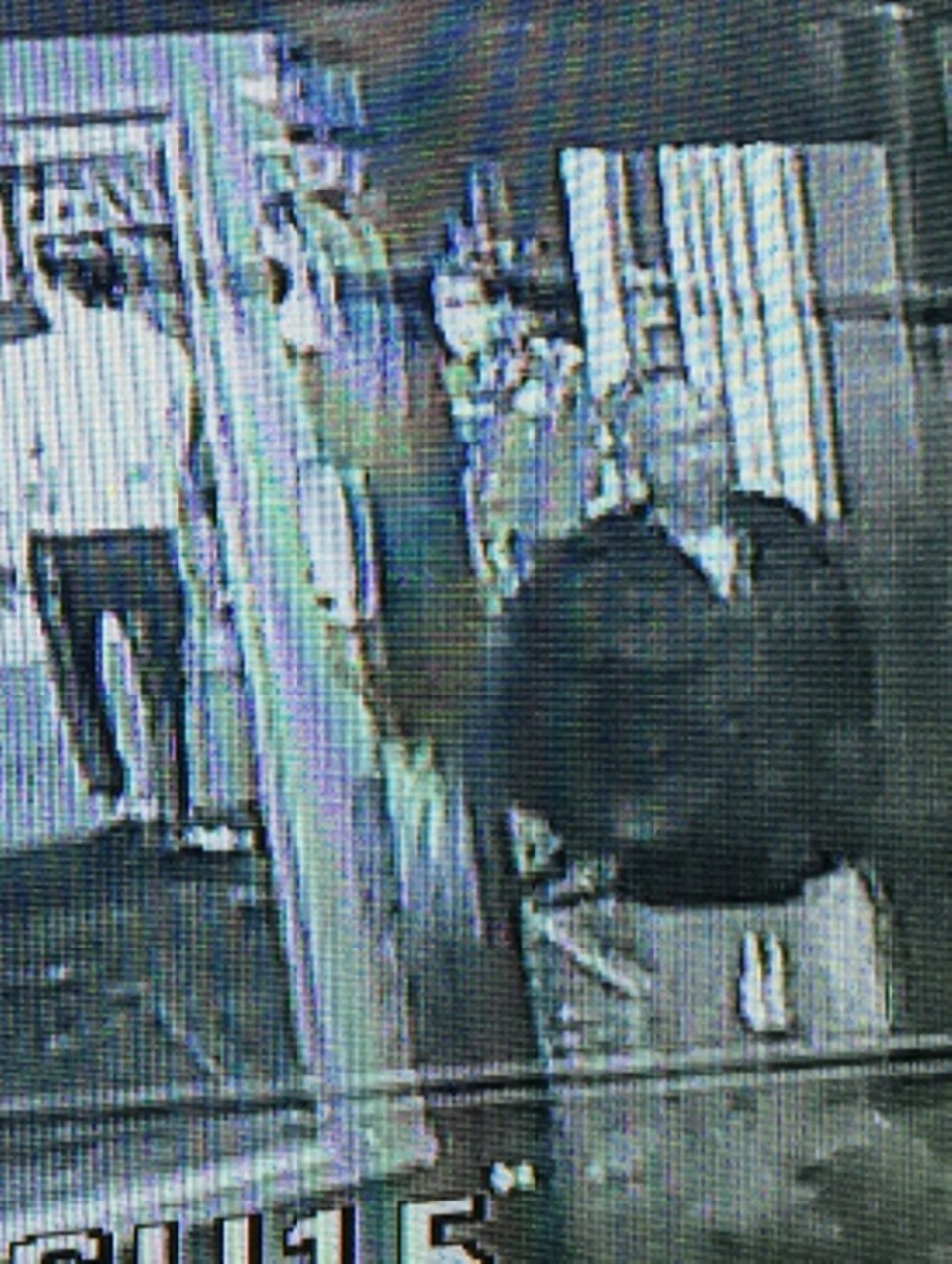 Bắt tạm giam đối tượng đâm chủ quán bar vì không xin được "cơ cấu" giải thưởng - 1 Đối tượng Bình (áo đen, trích xuất từ camera)