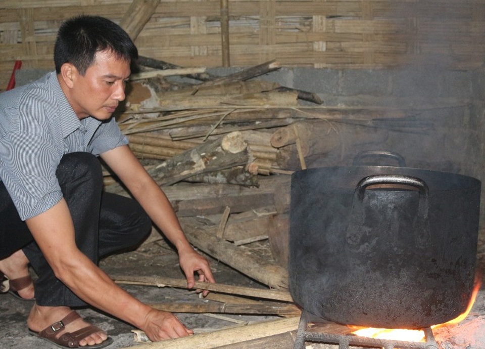 Cảm động các thầy cô giáo nhiều năm tình nguyện nấu cháo sáng cho học sinh - 1 Nhiều năm qua, các thầy giáo Trường Phổ thông dân tộc bán trú THCS Trung Thượng thức khuya, dậy sớm để lo bữa sáng cho học sinh