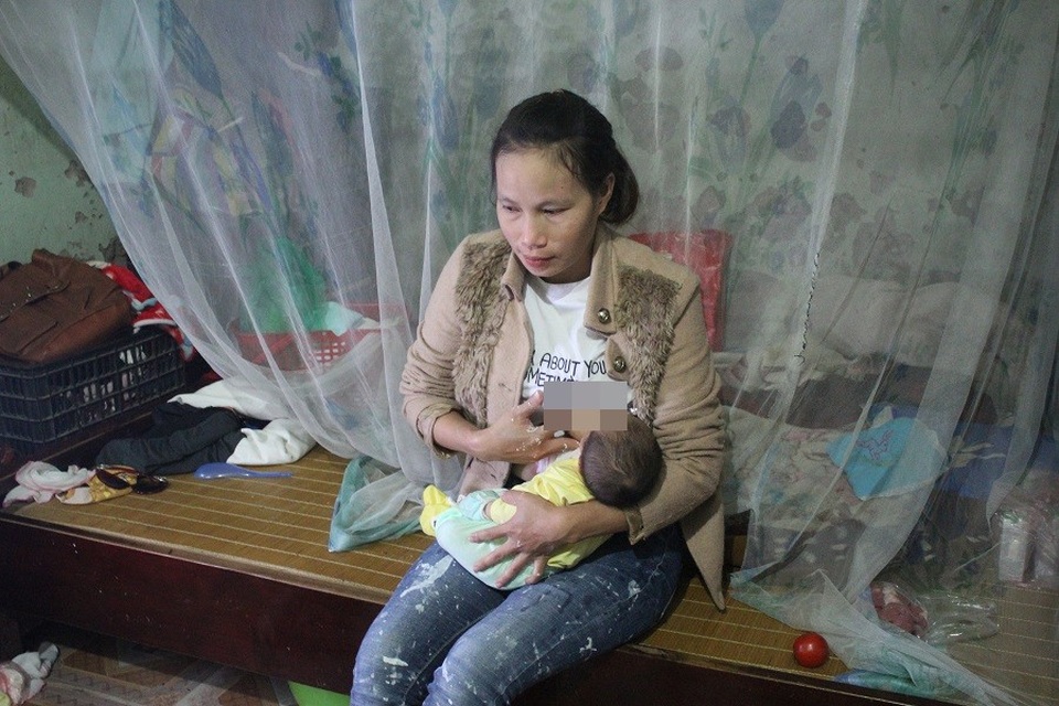 Chuyện lạ Hà Thành: Người phụ nữ 29 tuổi sinh tới... 8 người con - 1
Vừa sinh bé út được 14 ngày, chị Hồng đã tất tả đi làm để con ở nhà cho bà nội trông giúp. Trong ảnh, chị Hồng vẫn lấm lem sơn vội vàng cho người con bú sữa sau cả ngày khát sữa mẹ.