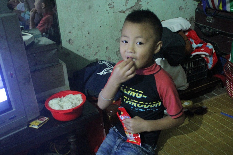 Chuyện lạ Hà Thành: Người phụ nữ 29 tuổi sinh tới... 8 người con - 3 Bé Đỗ Công An (SN 2013), người con thứ 5 ăn cơm nguội lót dạ trong khi chờ chị nấu ăn.