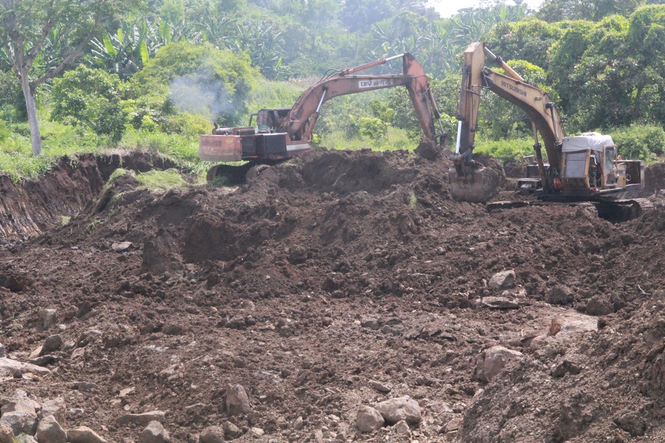 Đắk Lắk: Doanh nghiệp bị tố khai thác đá trái phép, người dân khốn khổ! - 3 Xe múc của công ty đang đào xới đất, đá