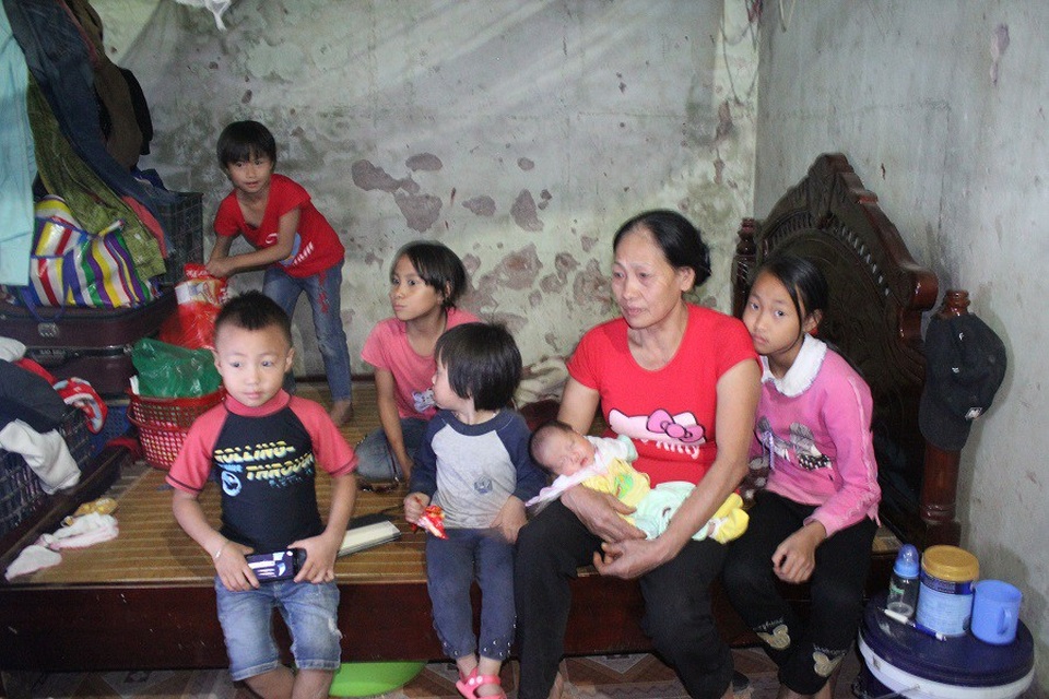 Chuyện lạ Hà Thành: Người phụ nữ 29 tuổi sinh tới... 8 người con - 4 Bà Đỗ Thị Bống (56 tuổi) mẹ chồng chị Hồng trông giúp các cháu.