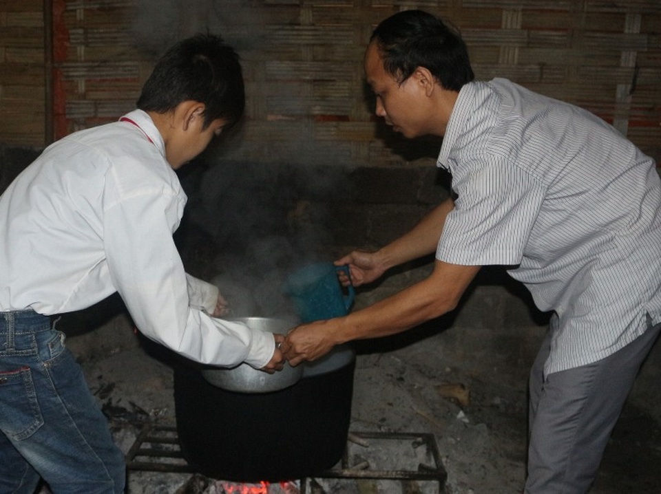 Cảm động các thầy cô giáo nhiều năm tình nguyện nấu cháo sáng cho học sinh - 2 Thường công việc nấu cháu được chuẩn bị từ ngày hôm trước sáng dây chỉ việc nấu cháo cho nóng lại để cho các em ăn