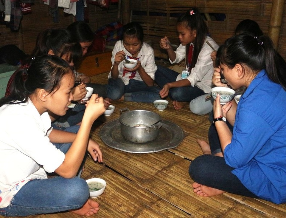 Cảm động các thầy cô giáo nhiều năm tình nguyện nấu cháo sáng cho học sinh - 3 Nhiều năm qua, các em học sinh bán trú của nhà trường không còn phải ăn mì tôm hay nhịn đói đến lớp