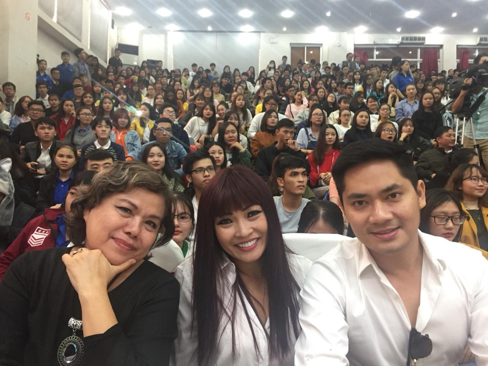 Nghệ sĩ điện ảnh Việt giao lưu với giới trẻ Đà Nẵng - 4 Nhà biên kịch Trịnh Thanh Nhã (bìa trái) nhắn gửi thông điệp đến các bạn trẻ rằng với bất cứ nghề nghiệp nào vẫn cần nhiệt huyết, đam mê và trách nhiệm để đi đến thành công