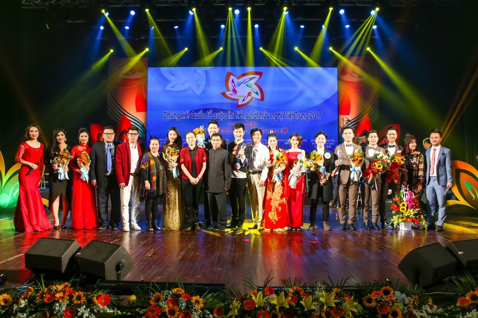 4 chàng “soái ca” giành giải nhất cuộc thi Tiếng hát Việt Trung 2017 - 7 Các thí sinh nhận giải Nhì, Ba và chụp ảnh với BGK, BTC.