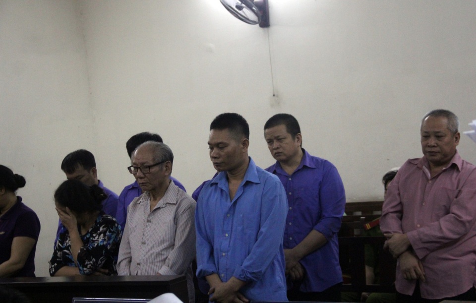 Đường dây lừa bán thiên thạch chiếm đoạt cả trăm tỉ đồng hầu tòa - 1 Các bị cáo tại phiên tòa.