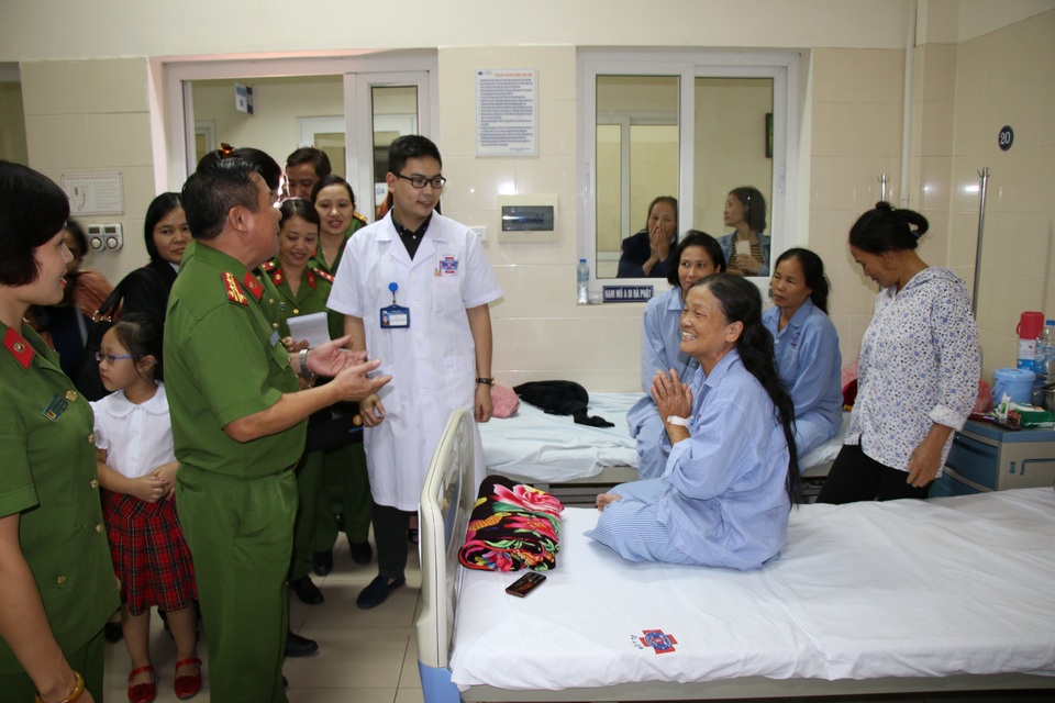 Đại học phòng cháy chữa cháy tặng quà và hát cho các bệnh nhân bị ung thư - 1
Cán bộ chiến sĩ trường Đại học PCCC thăm hỏi và trao quà cho các bệnh nhân
