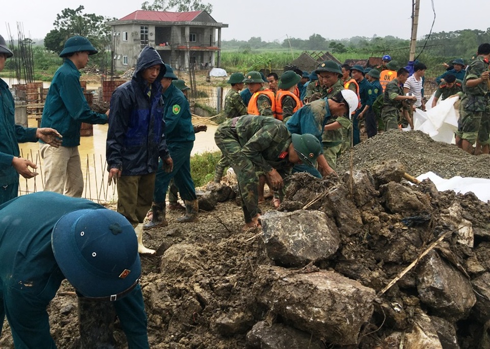 Lũ "khoan" thủng đê, hàng nghìn hộ dân bị đe dọa - 5 Hàng trăm cán bộ, chiến sĩ các lực lượng tham gia khắc phục sự cố