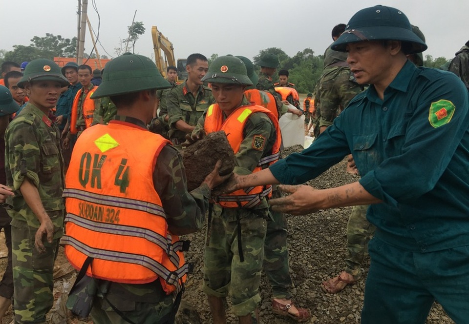 "Ném" cả chiếc máy xúc xuống chặn dòng lũ cứu đê - 2 Lực lượng tham gia ứng cứu đê sông Cầu Chày
