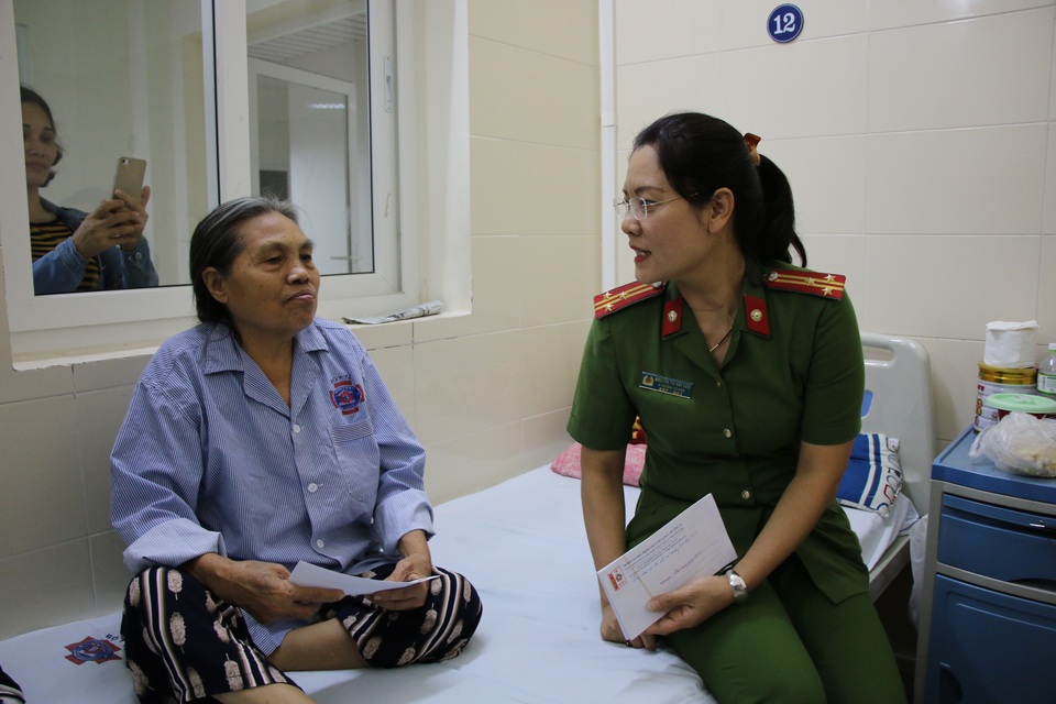Đại học phòng cháy chữa cháy tặng quà và hát cho các bệnh nhân bị ung thư - 2 Đại học phòng cháy chữa cháy tặng quà và hát cho các bệnh nhân bị ung thư - 2