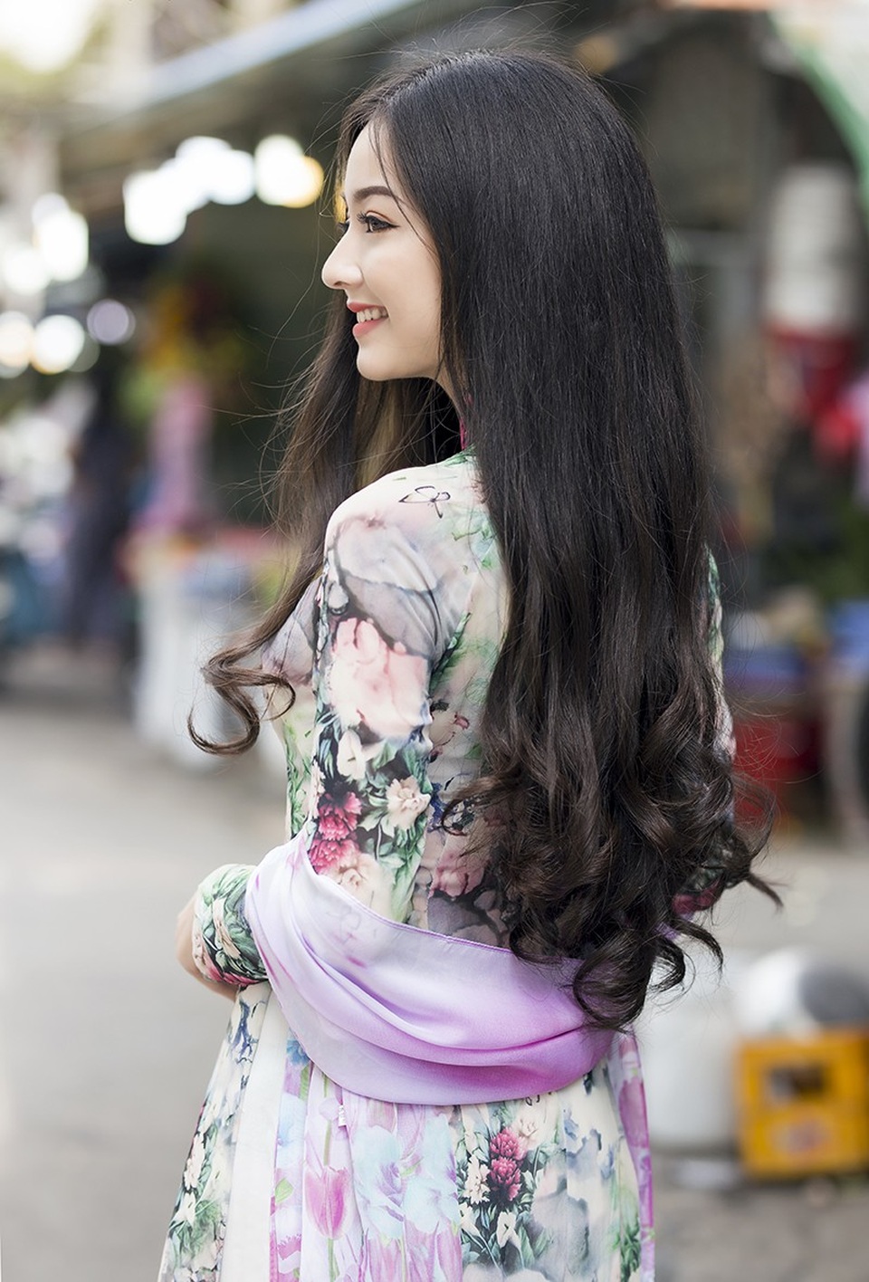 Cựu Á khôi ĐH Công nghiệp TP.HCM đẹp dịu dàng với áo dài - 5 Quỳnh Trâm chia sẻ, trong rất nhiều trang phục mà cô đã từng mặc, áo dài luôn luôn khiến cô cảm thấy mình đẹp và tự tin nhất.