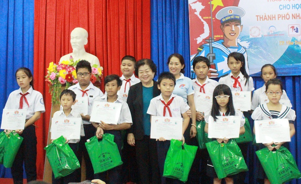 Khánh Hòa: Hàng trăm suất học bổng cho học sinh sau bão số 12 - 1 Lễ trao học bổng cho các em học sinh tại Khánh Hòa sau bão số 12, hôm 26/11