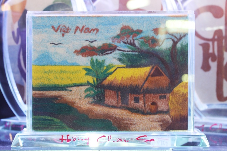 Người phụ nữ giới thiệu Việt Nam với thế giới bằng tranh cát - 4 Không ít du khách nước ngoài khi đến Nha Trang đã trầm trồ trước các bức tranh cát Hồng Châu Sa