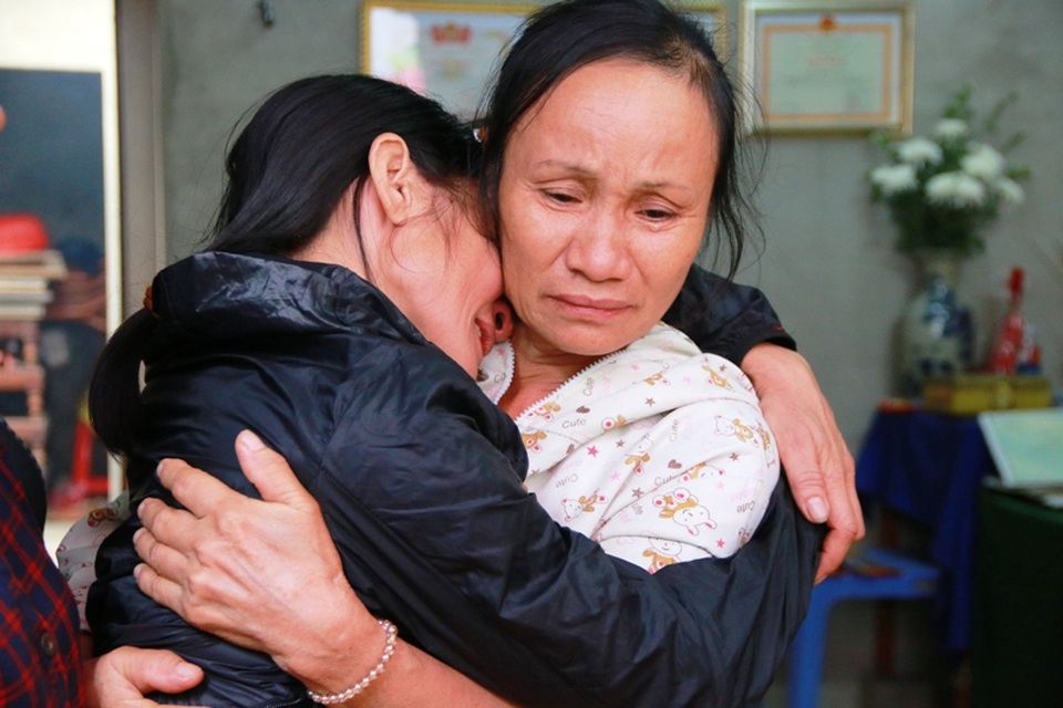 
Mẹ phóng viên Dư (áo đen) khóc nghẹn trong lễ truy tặng Bằng khen cho con.
