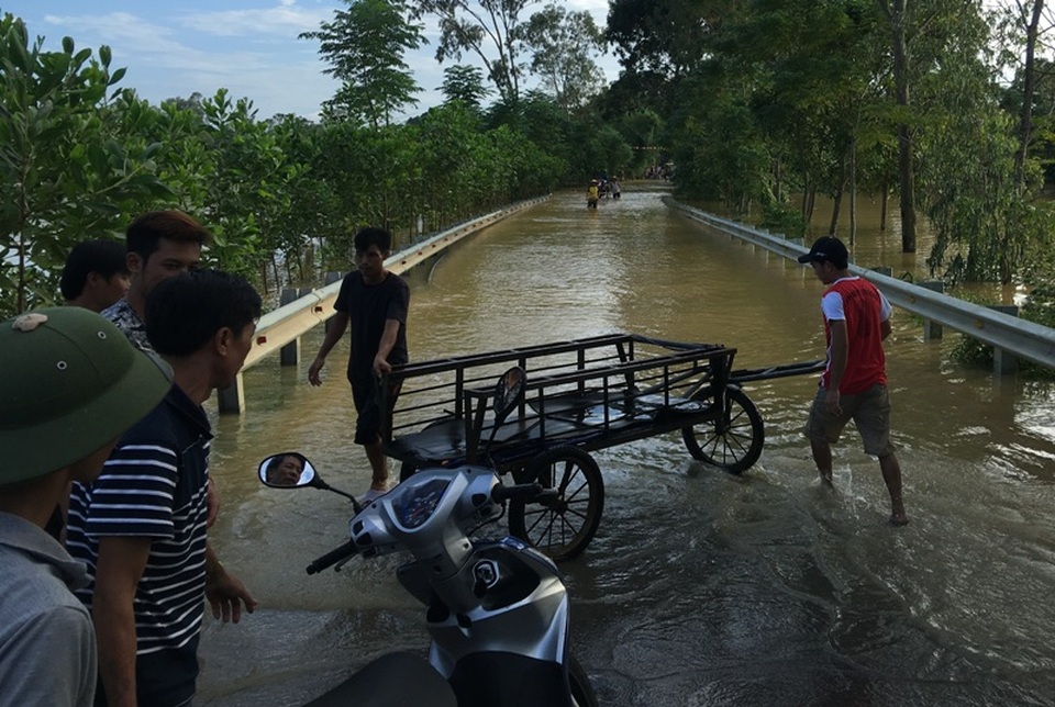 “Hốt bạc” nhờ mưa lũ - 3 Người dân địa phương đã mở dịch vụ vận chuyển xe máy