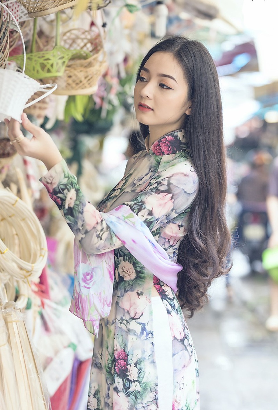 Cựu Á khôi ĐH Công nghiệp TP.HCM đẹp dịu dàng với áo dài - 4 Hiện tại đã là một nhân viên công sở nhưng Quỳnh Trâm vẫn thường làm thêm công việc người mẫu ảnh như thời còn sinh viên. Công việc này không chỉ mang tới thu nhập mà còn thoả mãn sở thích được chụp ảnh của Trâm.