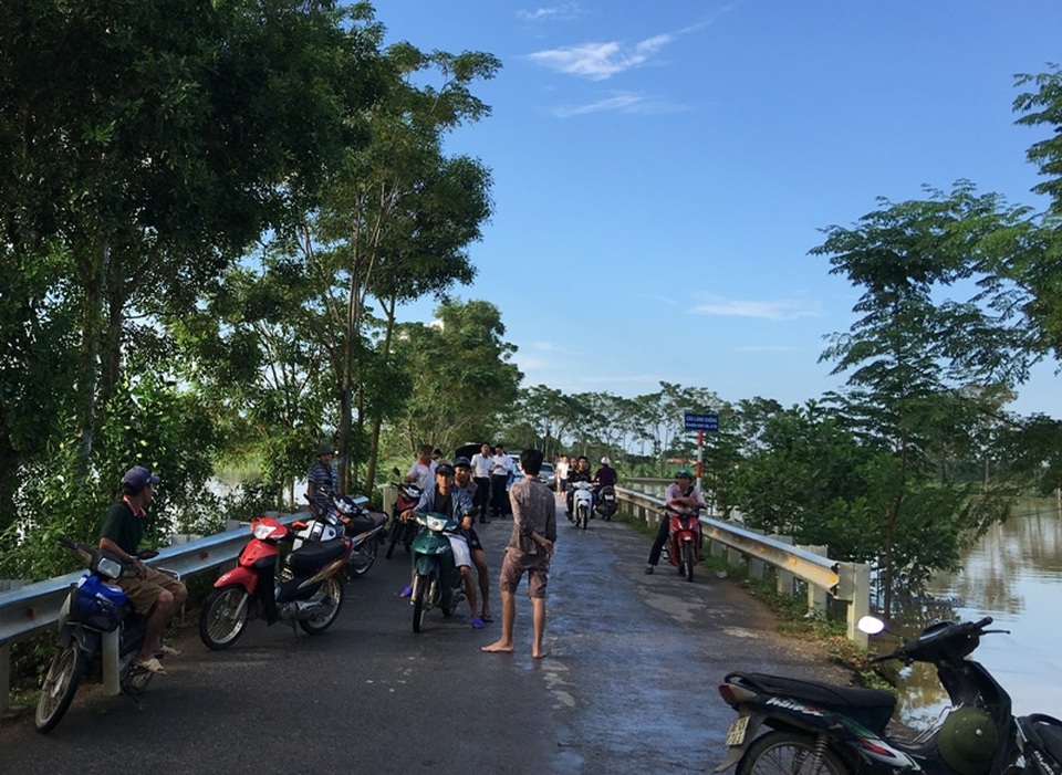 “Hốt bạc” nhờ mưa lũ - 2 Nhiều người đến đoạn đường này đã không thể đi bằng xe máy qua đường ngập