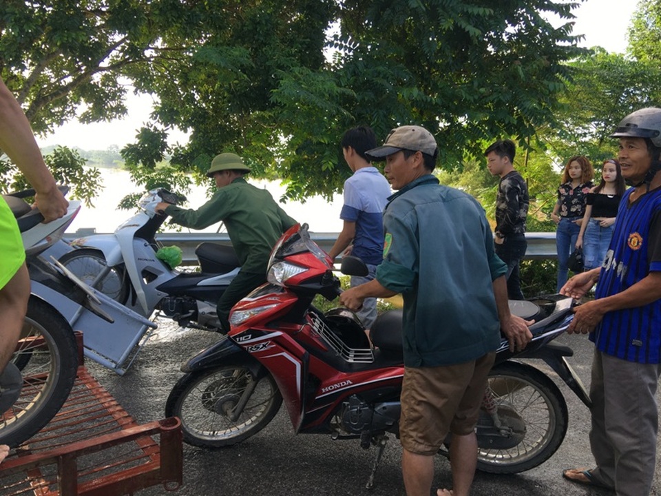 “Hốt bạc” nhờ mưa lũ - 5 Rất nhiều người dân đã phải nhờ đến dịch vụ vận chuyển để qua đường ngập