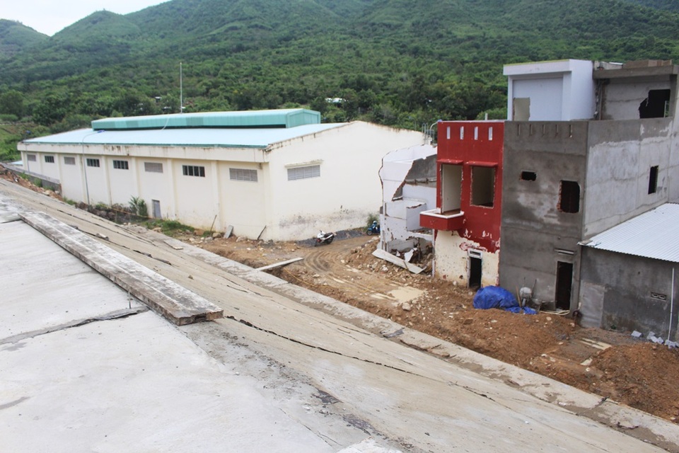 Khắc phục xong 90m kênh thoát lũ bị vỡ ở Nha Trang - 2 4 nhà dân đã bị hư hỏng sau vụ vỡ kênh thoát lũ khu dân cư Đường Đệ vào mùa mưa năm ngoái