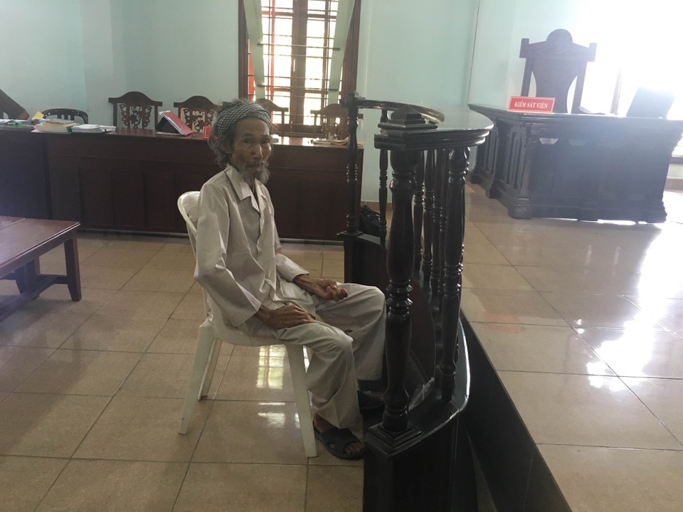 Cụ ông 84 tuổi bị con ruột khăng khăng đề nghị xử tù - 1 Bị cáo Mách trước vành móng ngựa