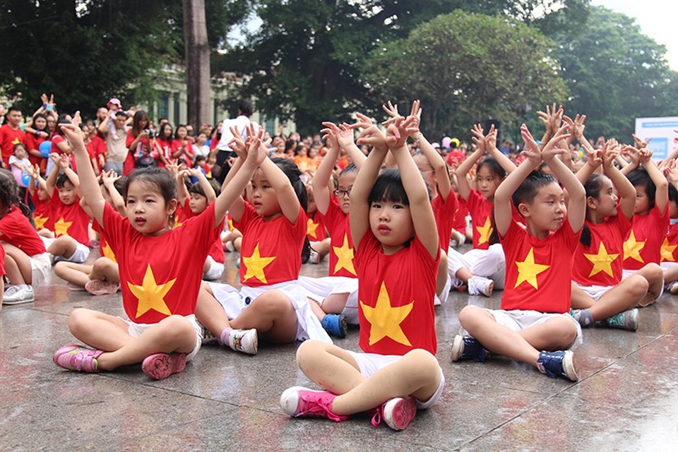 Hoa hậu Ngọc Hân cùng các bạn trẻ nhảy flashmob "vì sự tử tế" - 5 Hoa hậu Ngọc Hân cùng các bạn trẻ nhảy flashmob "vì sự tử tế" - 5