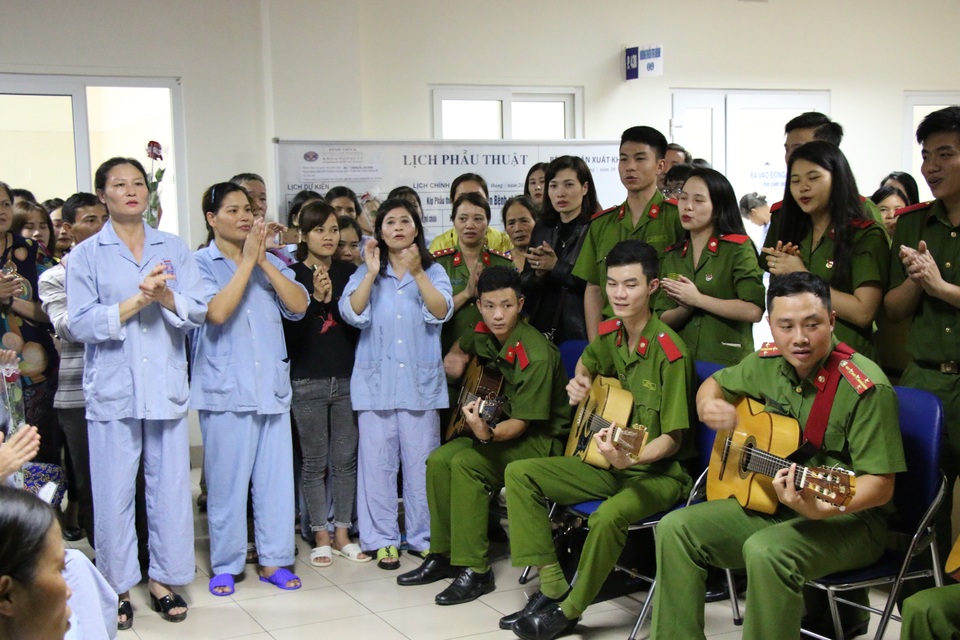 Đại học phòng cháy chữa cháy tặng quà và hát cho các bệnh nhân bị ung thư - 3
Bệnh nhân cùng các chiến sĩ hoà vang lời ca tiếng hát