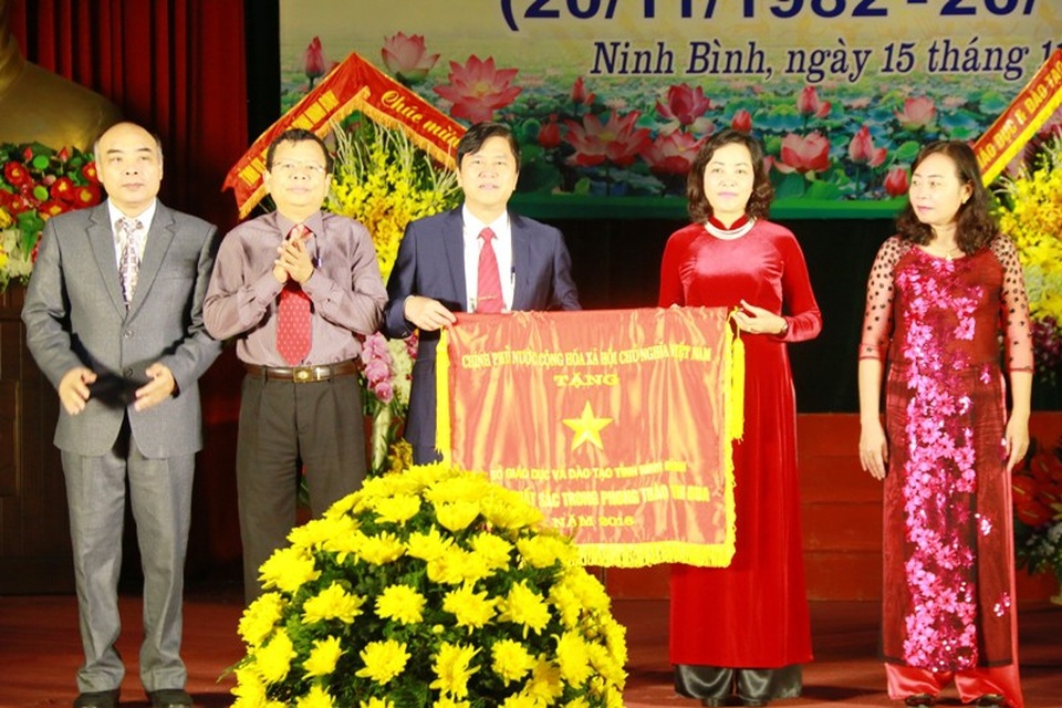 Ngành giáo dục Ninh Bình nhận Cờ thi đua xuất sắc của Chính phủ - 1 Bí thư Tỉnh ủy Ninh Bình trao Cờ thi đua xuất sắc của Chính phủ cho ngành GD&ĐT Ninh Bình.