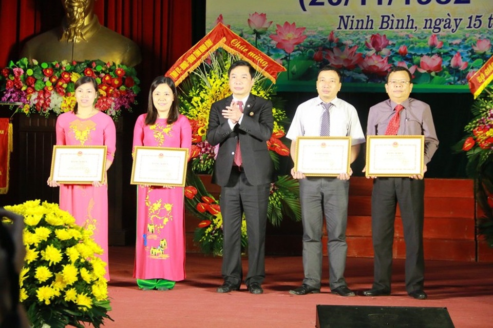 Ngành giáo dục Ninh Bình nhận Cờ thi đua xuất sắc của Chính phủ - 2 Các thầy cô giáo, cán bộ ngành giáo dục Ninh Bình được nhận Bằng khen của Bộ trưởng GD&ĐT vì có đóng góp cho sự nghiệp giáo dục tại địa phương.